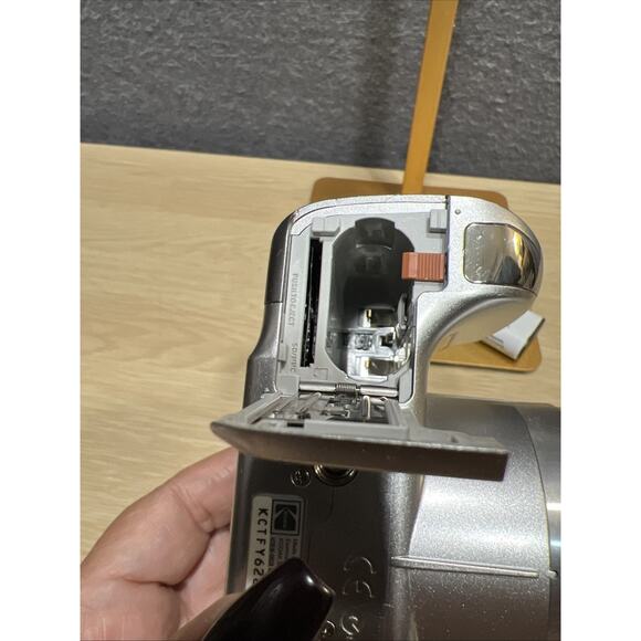 Kodak EasyShare Z612 6.1MP Digital Camera W Battery & SD Card TESTED WORKS - Picture 6 of 9